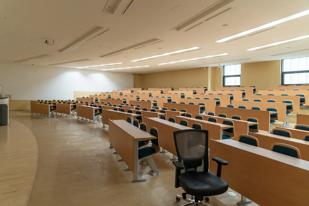 家具制造企业如何选择木工雕刻机:三轴与五轴设备方案比较